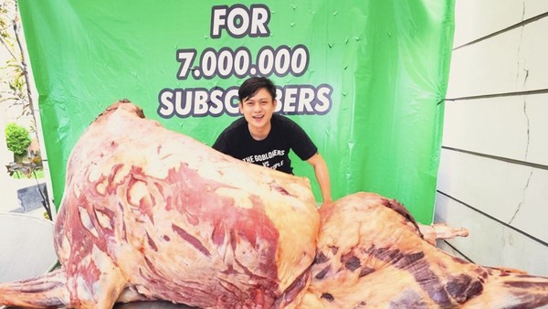 Gokil! Bobon Santoso Bagi-bagi Daging Kuda dan Masak Telur Gulung 25 Kg