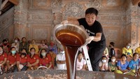 Bobon Santoso tak sekadar masak banyak, tapi juga punya tujuan mulia untuk bagi-bagi makanan. Seperti ketika ia memasak untuk 1.000 jiwa di Ubud ini.