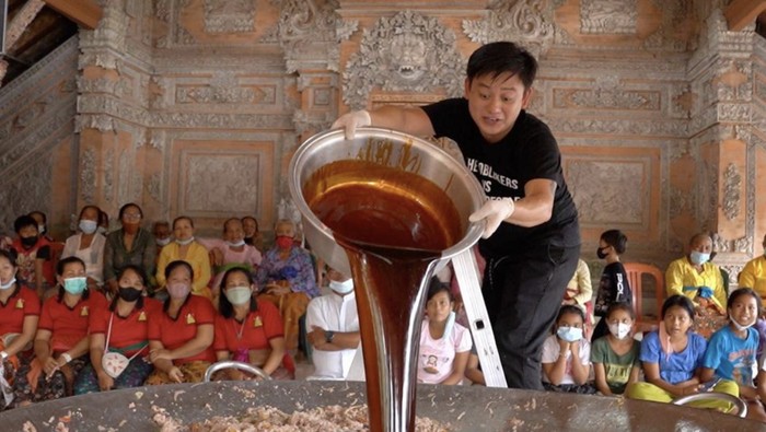 Gokil! Bobon Santoso Bagi-bagi Daging Kuda hingga Masak Telur Gulung 25 Kg