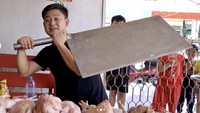 Selain wajan yang besarnya ekstrem, pisau daging milik Bobon Santoso juga tak kalah mencengangkan nih! Ia hendak memotong-motong ayam segar di hadapannya.