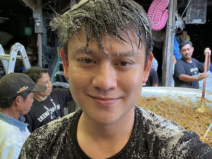 Gokil! Bobon Santoso Bagi-bagi Daging Kuda hingga Masak Telur Gulung 25 Kg