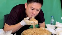 Tak ingin ketinggalan tren natto yang viral di TikTok, Bobon mukbang 3,6 kg natto! Tampak ia berusaha menghabiskan fermentasi kedelai khas Jepang ini.
