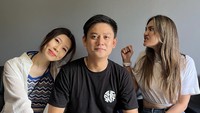 Bobon Santoso dikenal sebagai YouTuber kuliner yang hobi mengunggah konten masak atau makan ekstrem. Belum lama ini dirinya kolaborasi bareng Luna Maya.
