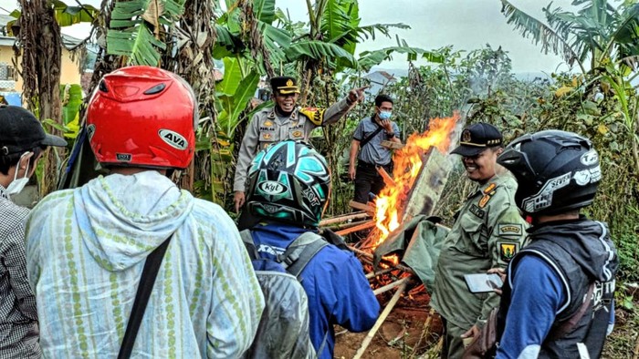 Gubuk di Sukabumi dibakar petugas