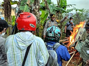 Diduga Tempat Transaksi Obat Keras, Gubuk di Sukabumi Dibakar!