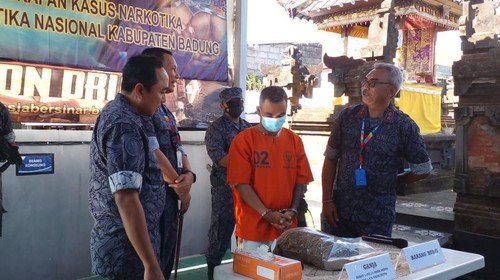 Guide surfing berinisial SPS (31) ditangkap oleh Badan Narkotika Nasional Kabupaten (BNNK) Badung terkait kasus narkotika