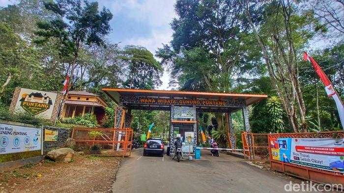 Pintu masuk menuju Gunung Puntang