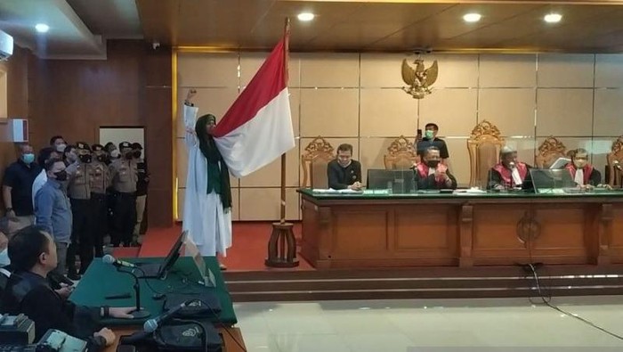 Habib Bahar bin Smith mencium bendera merah putih usai mendengarkan vonis hakim PN Bandung.