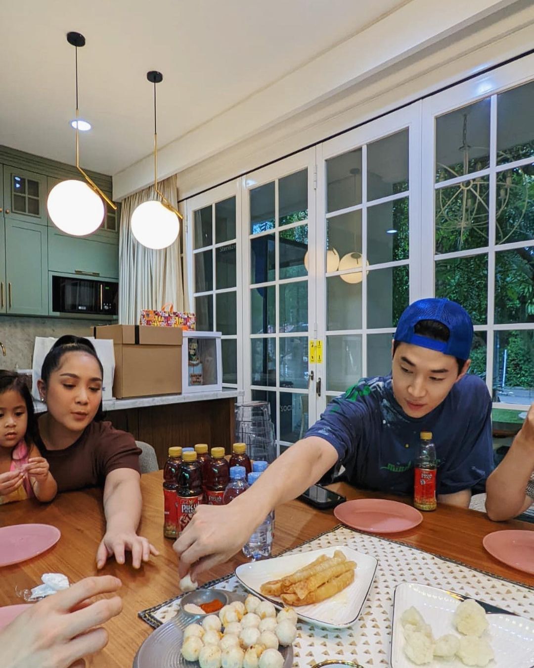 Henry Lau bertemu Nagita Slavina, diberikan suguhan cimol, cireng, dan keju aroma.