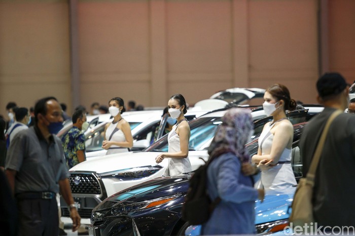 Pameran mobil selalu diramaikan oleh SPG yang cantik-cnatik. Tidak terkecuali ajang GIIAS 2022 di ICE, Tangerang Selatan.