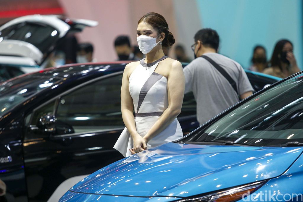 Pameran mobil selalu diramaikan oleh SPG yang cantik-cnatik. Tidak terkecuali ajang GIIAS 2022 di ICE, Tangerang Selatan.