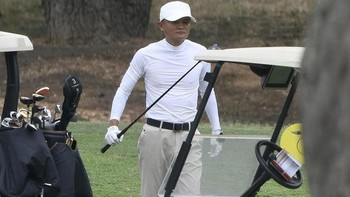 Dia tidak sendiri melainkan ditemani sekitar 6 bodyguard yang melindunginya. Maka, sukar untuk mendekati Jack Ma karena selalu dijaga oleh pengawalnya itu. Foto: Mallorcamagazine