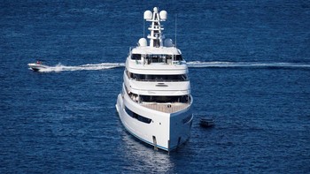 Ini kapal pesiar super mewah bernama Zen yang digunakan oleh Jack Ma serta para teman dan pengawalnya di Eropa. Foto: Getty Images