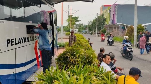 Polisi Gresik terus berupaya mempermudah warga dalam pelayanan perpanjangan SIM. Salah satunya dengan layanan SIM keliling.