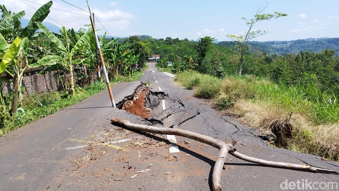 Jalan alternatif Ungaran-Mranggen, Dusun Bandungan, Kalongan, Kecamatan Ungaran Timur, Kabupaten Semarang, yang terdampak longsor akhirnya ditutup permanen, Selasa (16/8/2022).
