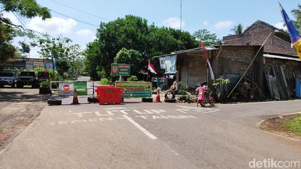 Jalan alternatif Ungaran-Mranggen, Dusun Bandungan, Kalongan, Kecamatan Ungaran Timur, Kabupaten Semarang, yang terdampak longsor akhirnya ditutup permanen, Selasa (16/8/2022).