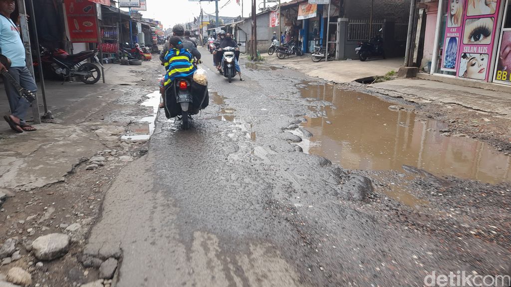 Jl Pabuaran di Kabupaten Bogor, ruas yang belum diperbaiki, 16 Agustus 2022. (Muchamad Sholihin/detikcom)