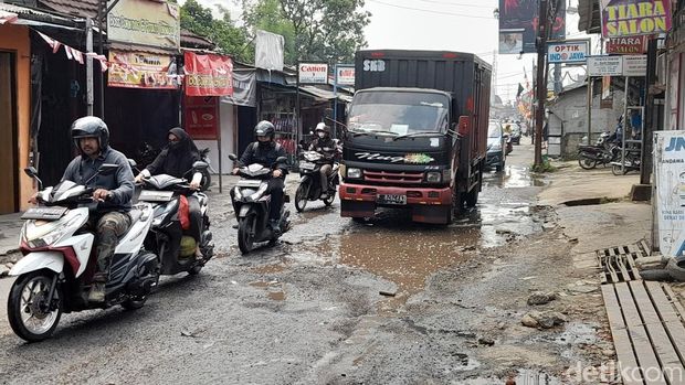 Jl Pabuaran di Kabupaten Bogor, ruas yang belum diperbaiki, 16 Agustus 2022. (Muchamad Sholihin/detikcom)