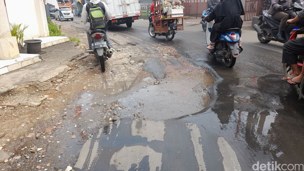 Jl Pabuaran di Kabupaten Bogor, ruas yang belum diperbaiki, 16 Agustus 2022. (Muchamad Sholihin/detikcom)