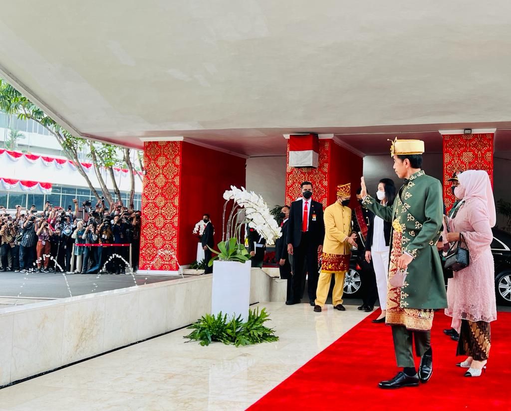 Jokowi Pakai Baju Adat dari Bangka Belitung