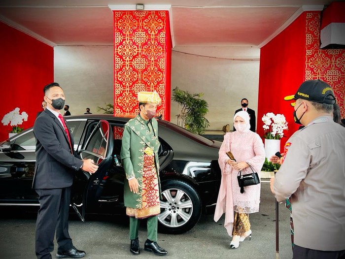 Jokowi Pakai Baju Adat dari Bangka Belitung Jokowi Pakai Baju Adat dari Bangka Belitung
