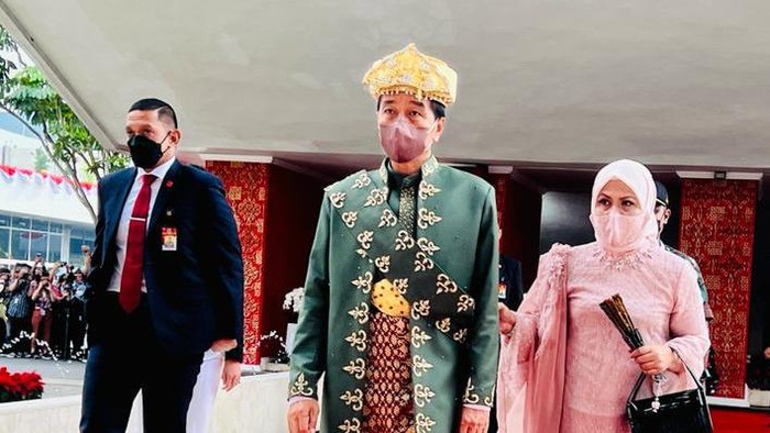 Jokowi Pakai Baju Adat dari Bangka Belitung Jokowi Pakai Baju Adat dari Bangka Belitung