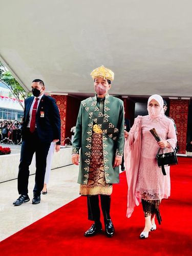 Jokowi Pakai Baju Adat dari Bangka Belitung