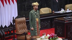 Melihat Lagi Pakaian Adat Presiden Jokowi, yang Mana Favoritmu?