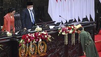 Jokowi menyapa pimpinan MPR dengan membungkukan badan.