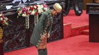Jokowi juga menyapa anggota MPR, DPR, dan DPD yang hadir dalam sidang tahunan.