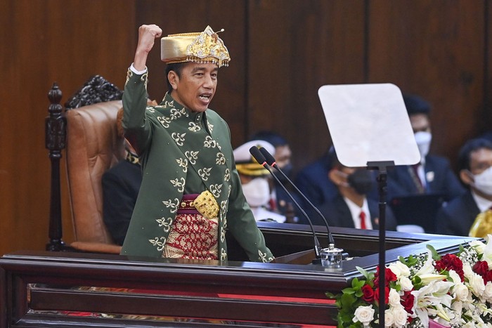 Presiden Joko Widodo berjalan seusai menyampaikan pidato kenegaraan pada...