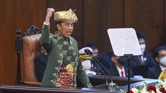 Presiden Joko Widodo berjalan seusai menyampaikan pidato kenegaraan pada Sidang Tahunan MPR dan Sidang Bersama DPR - DPD Tahun 2022 di Gedung Nusantara, Kompleks Parlemen, Senayan, Jakarta, Selasa (16/8/2022). ANTARA FOTO/Galih Pradipta