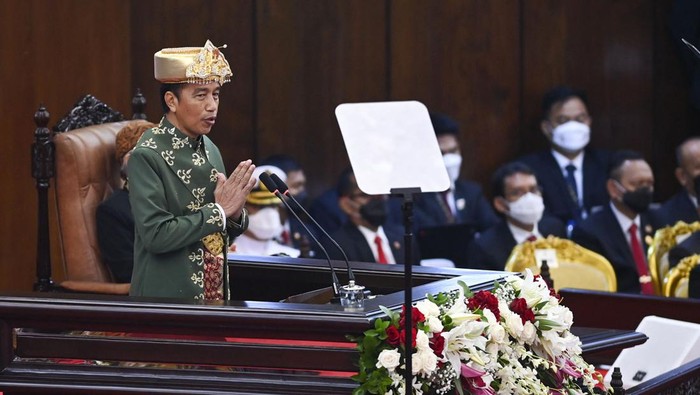 Presiden Joko Widodo berjalan seusai menyampaikan pidato kenegaraan pada Sidang Tahunan MPR dan Sidang Bersama DPR - DPD Tahun 2022 di Gedung Nusantara, Kompleks Parlemen, Senayan, Jakarta, Selasa (16/8/2022). ANTARA FOTO/Galih Pradipta