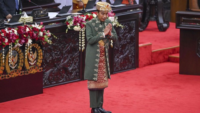 Jokowi Sampaikan Pidato Kenegaraan di Sidang Tahunan MPR Presiden Joko Widodo berjalan seusai menyampaikan pidato kenegaraan pada Sidang Tahunan MPR dan Sidang Bersama DPR - DPD Tahun 2022 di Gedung Nusantara, Kompleks Parlemen, Senayan, Jakarta, Selasa (16/8/2022). ANTARA FOTO/Galih Pradipta