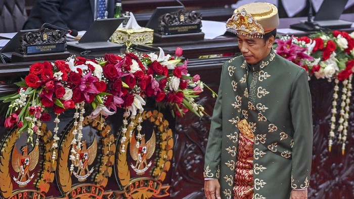 Presiden Joko Widodo berjalan seusai menyampaikan pidato kenegaraan pada Sidang Tahunan MPR dan Sidang Bersama DPR - DPD Tahun 2022 di Gedung Nusantara, Kompleks Parlemen, Senayan, Jakarta, Selasa (16/8/2022). ANTARA FOTO/Galih Pradipta