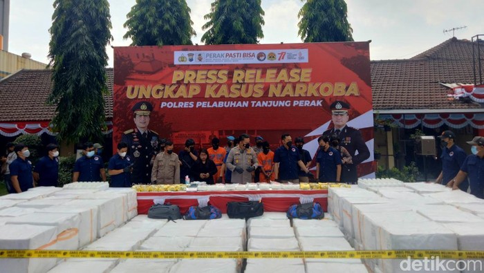 Jumpa pers pengungkapan jaringan narkoba di Surabaya