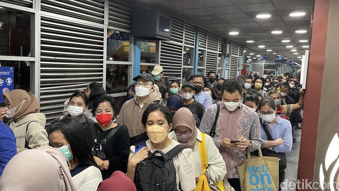 Keberadaan kedai kopi di Halte TransJakarta Harmoni menjadi sorotan. Keberadaan kedai tersebut dinilai membuat antrean penumpang di halte semakin panjang. (Silvia Ng/detikcom) Keberadaan kedai kopi di Halte TransJakarta Harmoni menjadi sorotan. Keberadaan kedai tersebut dinilai membuat antrean penumpang di halte semakin panjang. (Silvia Ng/detikcom)