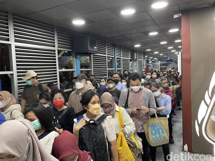 Keberadaan kedai kopi di Halte TransJakarta Harmoni menjadi sorotan. Keberadaan kedai tersebut dinilai membuat antrean penumpang di halte semakin panjang. (Silvia Ng/detikcom)