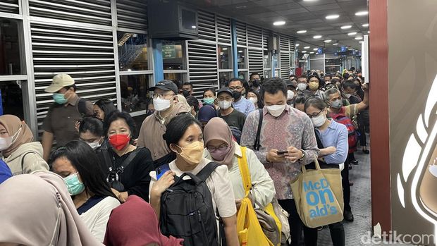 Keberadaan kedai kopi di Halte TransJakarta Harmoni menjadi sorotan. Keberadaan kedai tersebut dinilai membuat antrean penumpang di halte semakin panjang. (Silvia Ng/detikcom)
