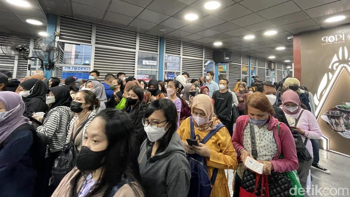 Keberadaan kedai kopi di Halte TransJakarta Harmoni menjadi sorotan. Keberadaan kedai tersebut dinilai membuat antrean penumpang di halte semakin panjang. (Silvia Ng/detikcom) Keberadaan kedai kopi di Halte TransJakarta Harmoni menjadi sorotan. Keberadaan kedai tersebut dinilai membuat antrean penumpang di halte semakin panjang. (Silvia Ng/detikcom)