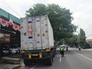 Emak-emak Tewas Tertabrak Truk di Jombang, Sopir Sempat Kabur