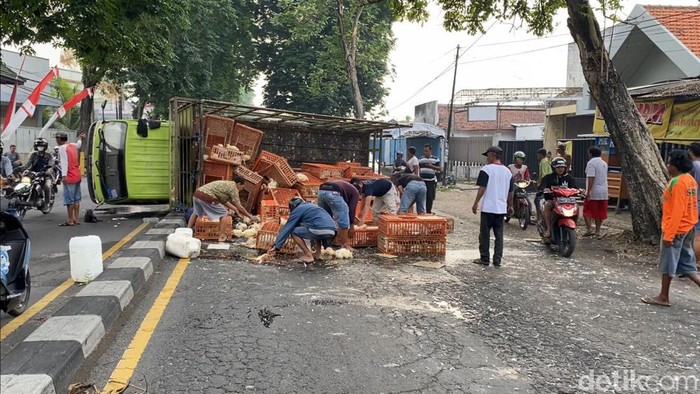 Kecelakaan truk pengangkut ayam