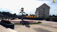 Untuk pekerjaannya sendiri dilakukan kegiatan berupa penataan Ruang Terbuka Hijau (RTH), pembangunan jalan lingkungan, pile slab siring, perbaikan drainase, pekerjaan drop off area, plaza, amphitheater, lapangan futsal mini, gerbang kawasan, dan area parkir, toilet, dan Instalasi Pengolahan Air Limbah (IPAL).