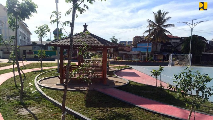Keren! Dulunya Kumuh, Kawasan di Banjarmasin Jadi Obyek Wisata Kementerian Pekerjaan Umum dan Perumahan Rakyat (PUPR) telah menyelesaikan penataan kawasan kumuh Kelayan Barat di Kota Banjarmasin, Kalimantan Selatan. Kegiatan peningkatan kualitas permukiman kumuh Kelayan Barat yang berada di sekitar Sungai Martapura akan menciptakan kualitas lingkungan yang lebih baik, sekaligus menjadi destinasi wisata kebanggaan masyarakat Kota Banjarmasin.