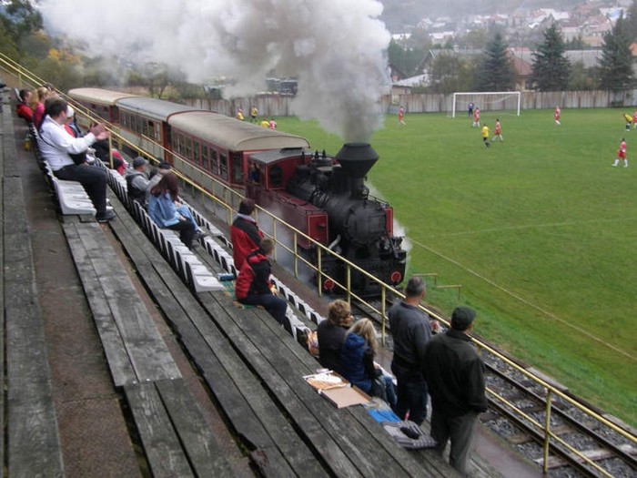 Kereta melintasi stadion di Slovakia