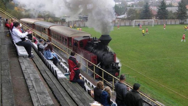 Kereta melintasi stadion di Slovakia Kereta melintasi stadion di Slovakia