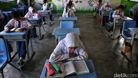 Begini suasana belajar di salah satu sekolak di Anambas. Tak hanya dari pemerintah, sekolah juga kerap mendapatkan bantuan dari pihak lainnya seperti swasta dan BUMN. Salah satu BUMN yang hadir yaitu PT Bank Rakyat Indonesia (BRI) yang menyumbang sarana dan prasarana kebersihan untuk menunjang kegiatan belajar. Safriza mengatakan BRI juga memberikan layanan pembukaan rekening tabungan untuk para siswa.   