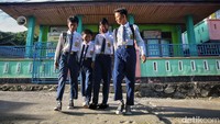 Siswa SMP gembira saat menuju tempat belajar. Meski di kepulauan, internet dan komputer sudah dipergunakan dalam sistem pembelajaran maupun penggunaan sehari-hari di pulau-pulau kecil di Anambas.  