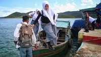 Siswi SMA melompat dari perahu pompong ke dermaga. Pada tahun 2021, pompong yang membawa anak-anak sekolah tenggelam dihantam gelombang di perairan Desa Lingai, Kecamatan Siantan, Kepulauan Anambas.  
