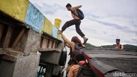 Siswa melompat ke dermaga untuk pergi ke sekolah. Dari 26 pulau berpenghuni di Anambas, tidak banyak pulau yang memiliki sekolah dari tingkat dasar hingga menengah atas. Misalkanya di Pulau Telaga Kecil, hanya memiliki satu sekolah dasar yaitu SDN 006 Telaga Kecil. Untuk melanjutkan ke SMP dan SMA, anak-anak di pulau itu harus menyebrang ke pulau lain.  